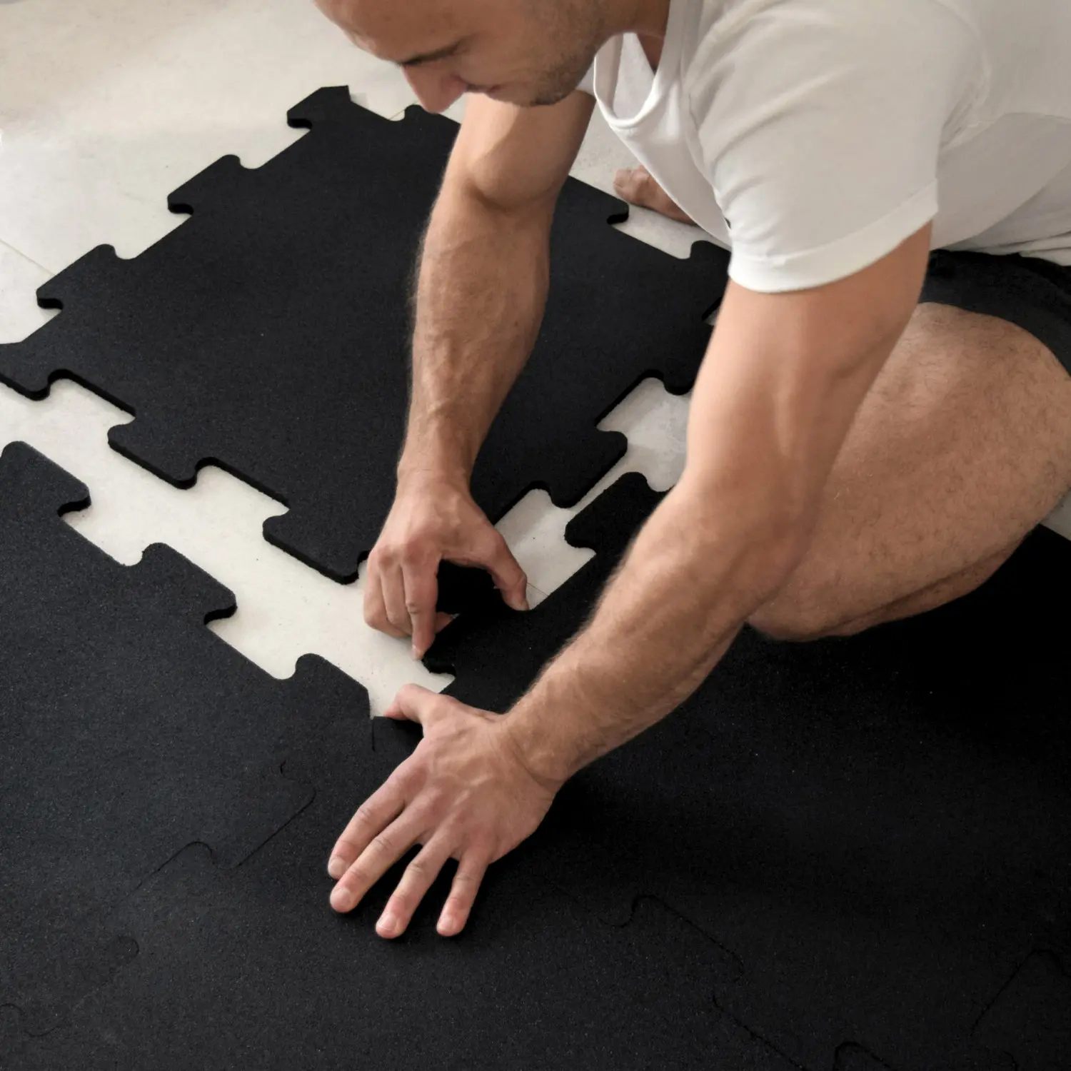 Verlegung des Bodens aus modularen Gummi-Puzzlematten Elevate 50x50 cm