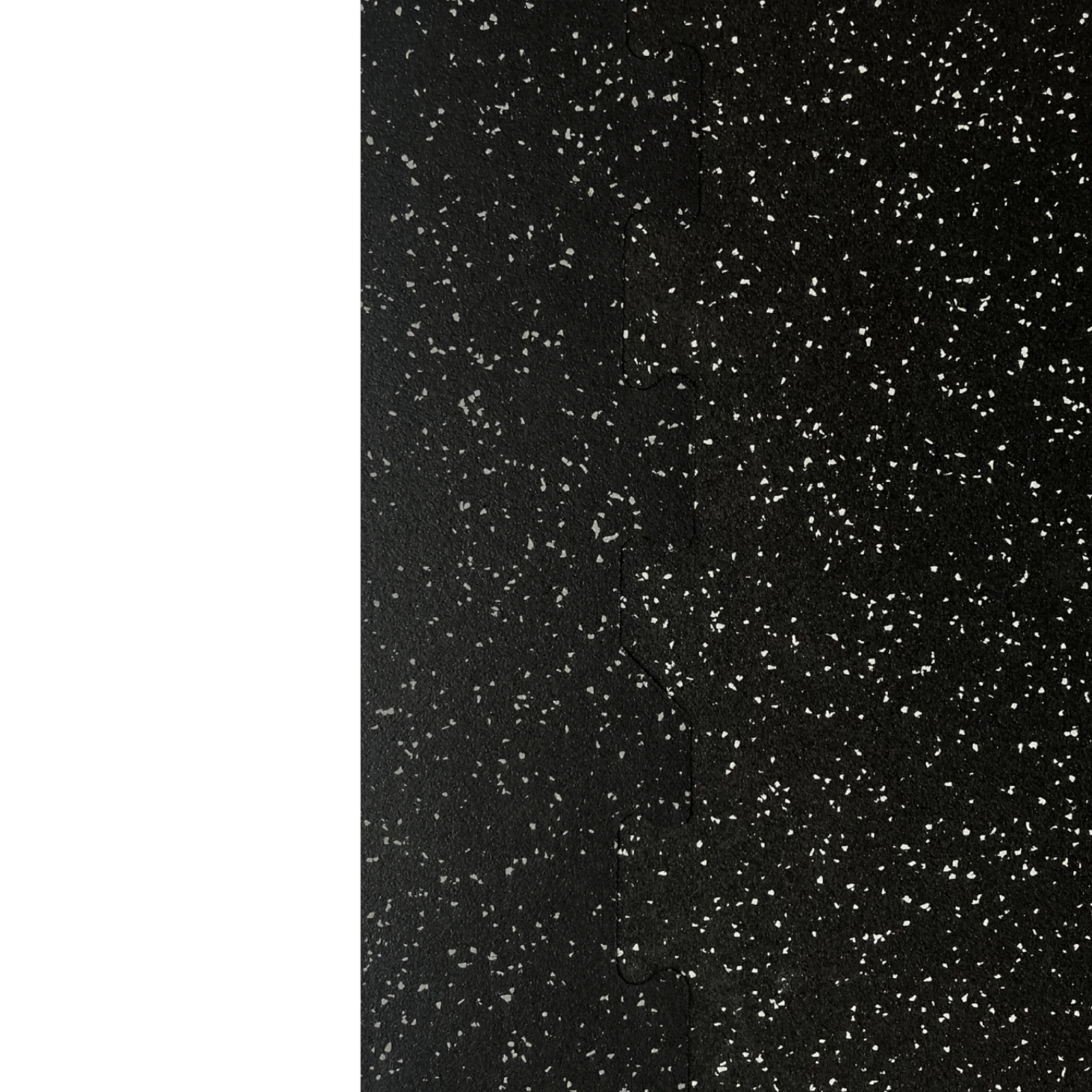Passform des Abschlusses mit der Puzzle PRO Mosaic Matte Präzise Verbindung des geraden Abschlusses mit der Gummimatte PRO Mosaic 5% graues EPDM